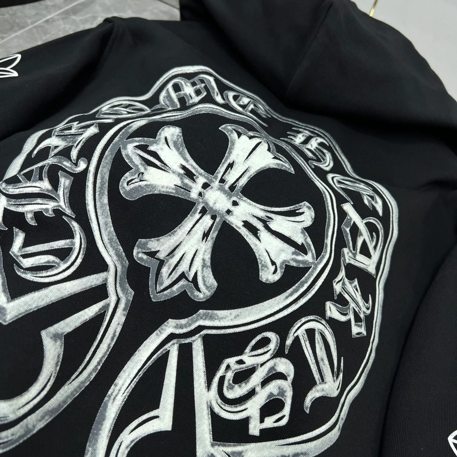 P246 Chrome Hearts Autumn and Winter 2025 Counter Synchronization ❤️ Crow Graffiti Big Horseshoe Hand-painted Luminous Hooded Sweatshirt Improved customized version 1:1 high-gram weight high-quality fabric Recommended color: black Size: S, M, L, XL